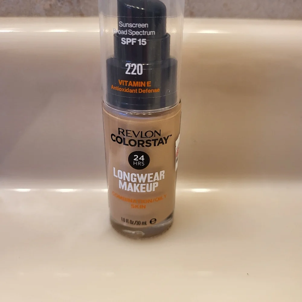 Revlon Colorstay longwear Foundation 220 SPF 15 Natural Beige New 1 oz‎